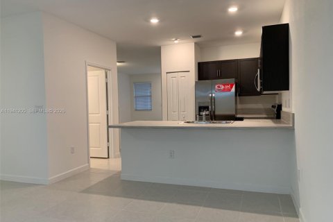 Снять в аренду таунхаус в Хомстед, Флорида 3 спальни, 157.47м2, № 1998351 - фото 9