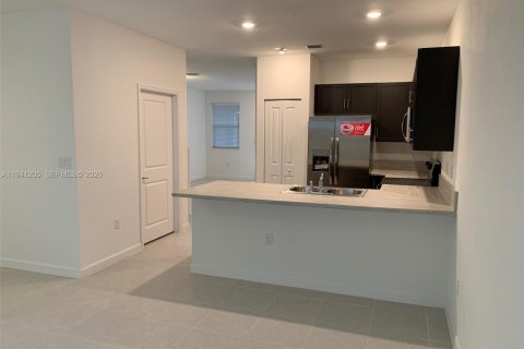 Снять в аренду таунхаус в Хомстед, Флорида 3 спальни, 157.47м2, № 1998351 - фото 4