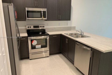 Снять в аренду таунхаус в Хомстед, Флорида 3 спальни, 157.47м2, № 1998351 - фото 5