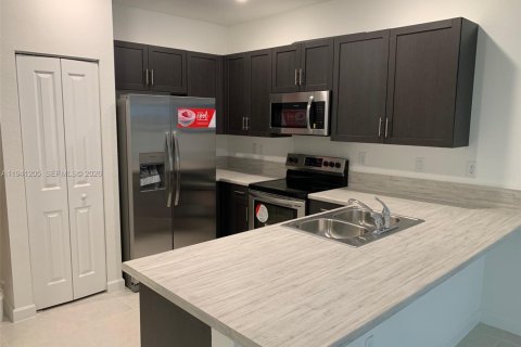 Снять в аренду таунхаус в Хомстед, Флорида 3 спальни, 157.47м2, № 1998351 - фото 6