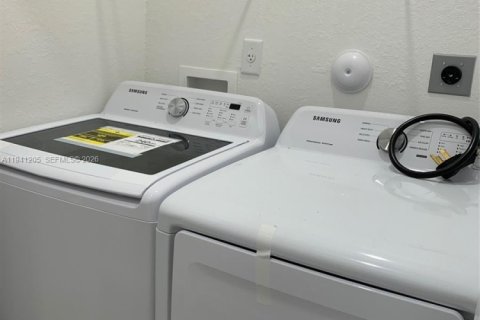 Снять в аренду таунхаус в Хомстед, Флорида 3 спальни, 157.47м2, № 1998351 - фото 18