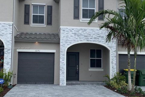 Снять в аренду таунхаус в Хомстед, Флорида 3 спальни, 157.47м2, № 1998351 - фото 2