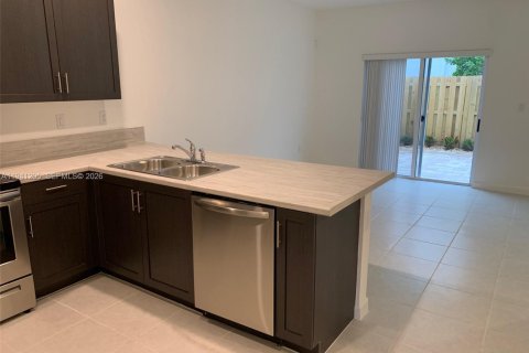 Снять в аренду таунхаус в Хомстед, Флорида 3 спальни, 157.47м2, № 1998351 - фото 10