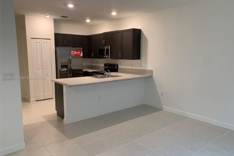 Снять в аренду таунхаус в Хомстед, Флорида 3 спальни, 157.47м2, № 1998351 - фото 7