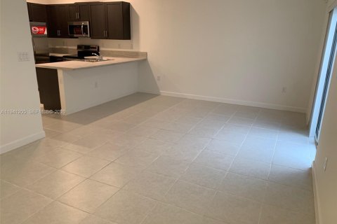 Снять в аренду таунхаус в Хомстед, Флорида 3 спальни, 157.47м2, № 1998351 - фото 8