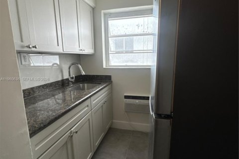 Casa en alquiler en Miami Beach, Florida, 1 dormitorio, 52.03 m2 № 2023487 - foto 3