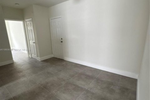 Casa en alquiler en Miami Beach, Florida, 1 dormitorio, 52.03 m2 № 2023487 - foto 9