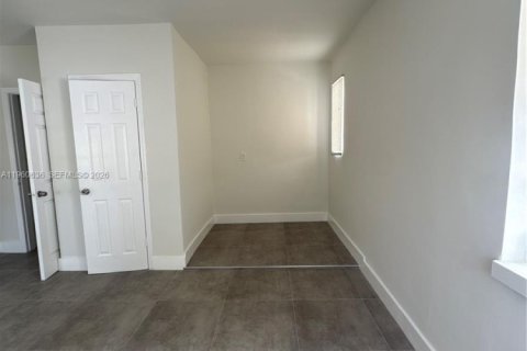 Casa en alquiler en Miami Beach, Florida, 1 dormitorio, 52.03 m2 № 2023487 - foto 6