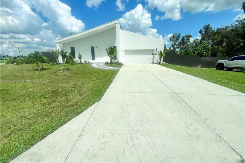 Villa ou maison à vendre à Lehigh Acres, Floride: 3 chambres, 156.08 m2 № 1872615 - photo 5