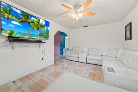 Commercial property in Miami, Florida 157 sq.m. № 1834082 - photo 3