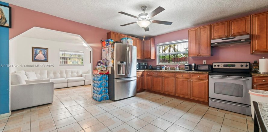 Commercial property in Miami, Florida 157 sq.m. № 1834082