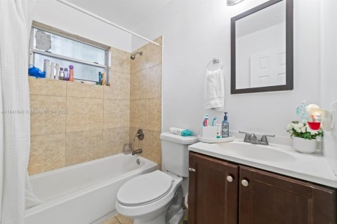 Commercial property in Miami, Florida 157 sq.m. № 1834082 - photo 17