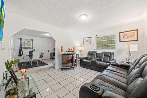 Commercial property in Miami, Florida 157 sq.m. № 1834082 - photo 11