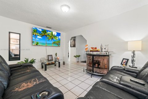 Commercial property in Miami, Florida 157 sq.m. № 1834082 - photo 10