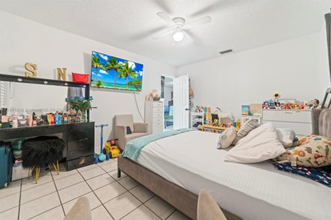 Commercial property in Miami, Florida 157 sq.m. № 1834082 - photo 22