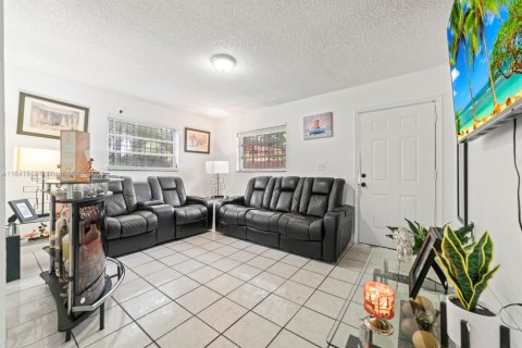 Commercial property in Miami, Florida 157 sq.m. № 1834082 - photo 24