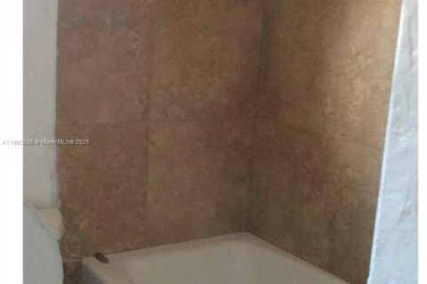 House in Miami, Florida 4 bedrooms, 210.33 sq.m. № 1946389 - photo 26