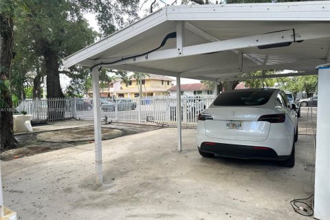 House in Miami, Florida 4 bedrooms, 210.33 sq.m. № 1946389 - photo 29