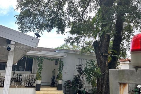 House in Miami, Florida 4 bedrooms, 210.33 sq.m. № 1946389 - photo 6