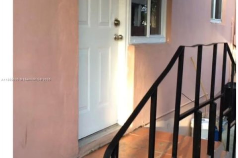 House in Miami, Florida 4 bedrooms, 210.33 sq.m. № 1946389 - photo 27