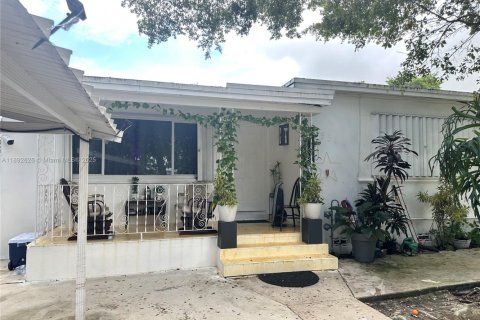 House in Miami, Florida 4 bedrooms, 210.33 sq.m. № 1946389 - photo 2