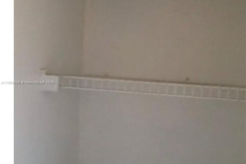 House in Miami, Florida 4 bedrooms, 210.33 sq.m. № 1946389 - photo 25