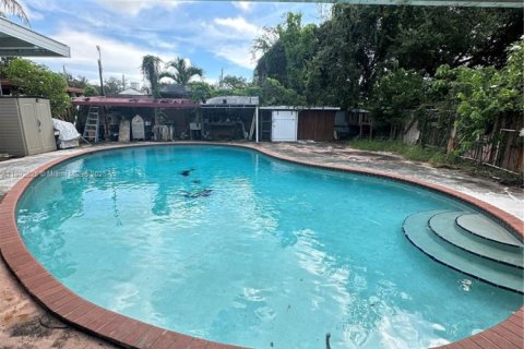 House in Miami, Florida 4 bedrooms, 210.33 sq.m. № 1946389 - photo 3