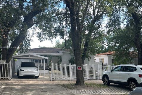 House in Miami, Florida 4 bedrooms, 210.33 sq.m. № 1946389 - photo 1
