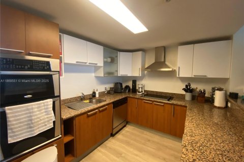 Condo in Miami, Florida, 2 bedrooms  № 1896781 - photo 8