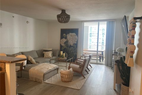 Condo in Miami, Florida, 2 bedrooms  № 1896781 - photo 4