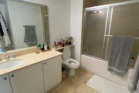 Condo in Miami, Florida, 2 bedrooms  № 1896781 - photo 13