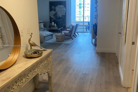 Condo in Miami, Florida, 2 bedrooms  № 1896781 - photo 1