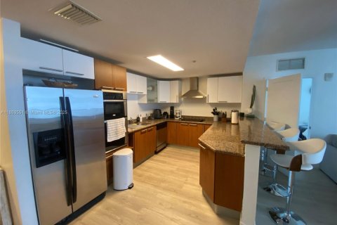Condo in Miami, Florida, 2 bedrooms  № 1896781 - photo 7