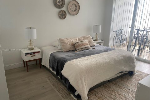 Condo in Miami, Florida, 2 bedrooms  № 1896781 - photo 10