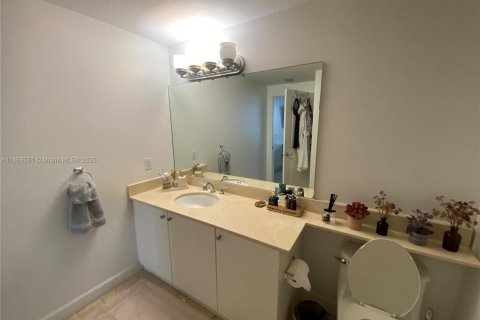 Condo in Miami, Florida, 2 bedrooms  № 1896781 - photo 14