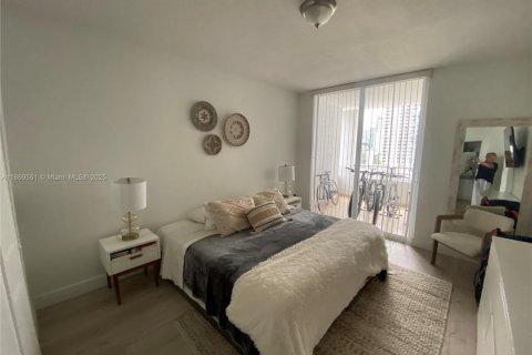 Condo in Miami, Florida, 2 bedrooms  № 1896781 - photo 11