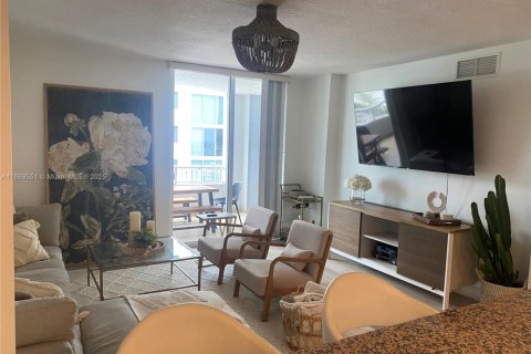 Condo in Miami, Florida, 2 bedrooms  № 1896781 - photo 5