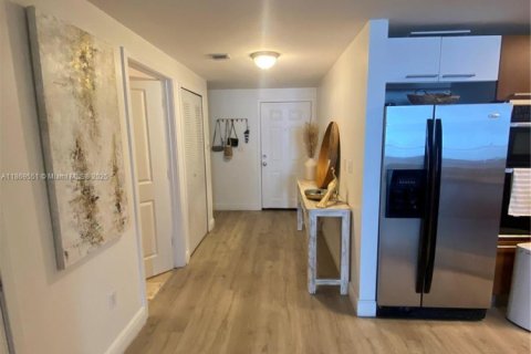 Condo in Miami, Florida, 2 bedrooms  № 1896781 - photo 16