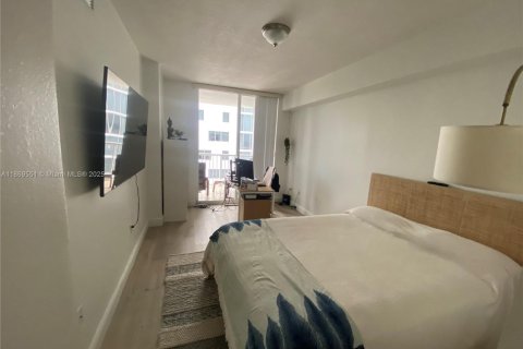 Condo in Miami, Florida, 2 bedrooms  № 1896781 - photo 17