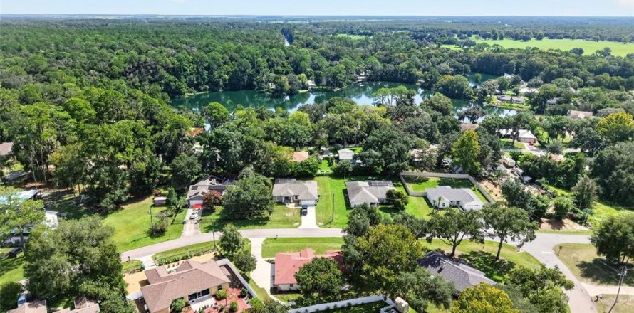 Villa ou maison à Dunnellon, Floride 3 chambres, 148.27 m2 № 2400447