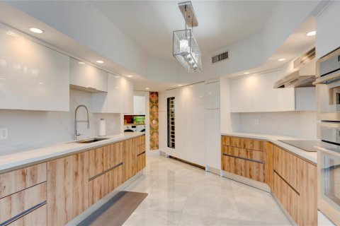 Condo in Pompano Beach, Florida, 3 bedrooms № 2081440 - photo 19