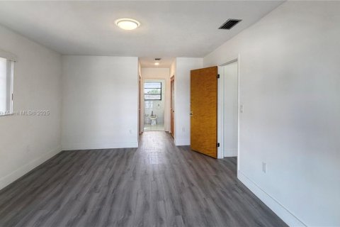 Casa en alquiler en Miami, Florida, 5 dormitorios, 252.6 m2 № 1973500 - foto 28