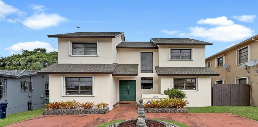 Casa en Miami, Florida 5 dormitorios, 252.6 m2 № 1973500