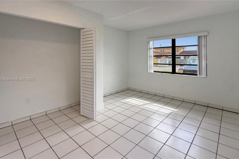 Casa en alquiler en Miami, Florida, 5 dormitorios, 252.6 m2 № 1973500 - foto 15