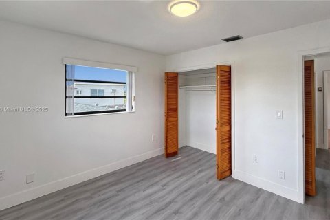 Casa en alquiler en Miami, Florida, 5 dormitorios, 252.6 m2 № 1973500 - foto 18