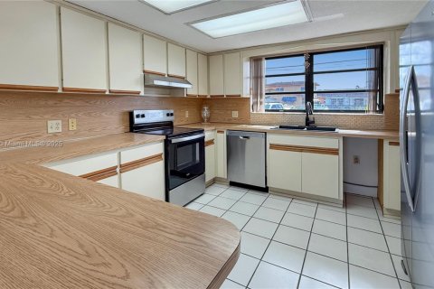 Casa en alquiler en Miami, Florida, 5 dormitorios, 252.6 m2 № 1973500 - foto 12