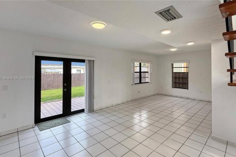 Casa en alquiler en Miami, Florida, 5 dormitorios, 252.6 m2 № 1973500 - foto 7