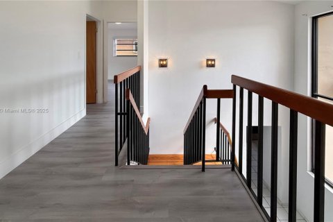 Casa en alquiler en Miami, Florida, 5 dormitorios, 252.6 m2 № 1973500 - foto 23