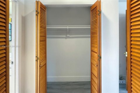 Casa en alquiler en Miami, Florida, 5 dormitorios, 252.6 m2 № 1973500 - foto 30