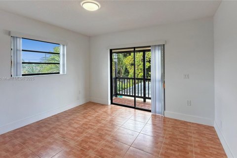 Casa en alquiler en Miami, Florida, 5 dormitorios, 252.6 m2 № 1973500 - foto 21